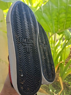 T38 | Zapatillas negras y rojas. FALLEN. Talle 38. - Lo Canto • Moda Circular