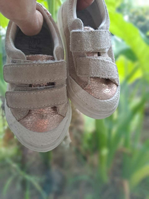 T20 | Zapatillas gamuza beige y puntera bronce c velcro - ZARA baby - Talle 20