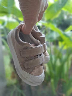 T20 | Zapatillas gamuza beige y puntera bronce c velcro - ZARA baby - Talle 20 en internet