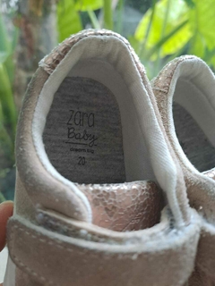 T20 | Zapatillas gamuza beige y puntera bronce c velcro - ZARA baby - Talle 20 - comprar online