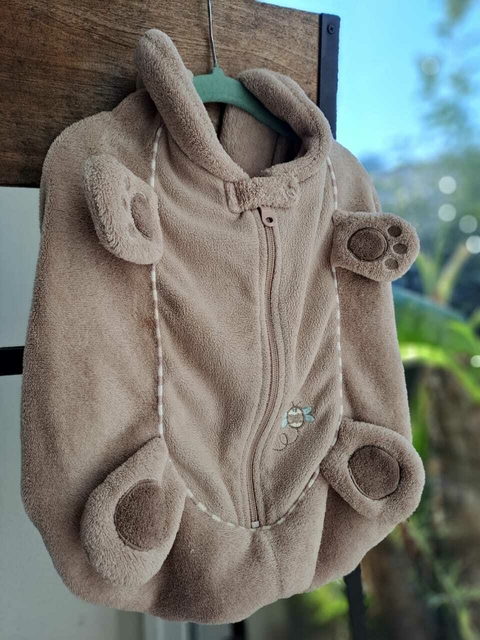 Porta bebé beige de plush, c elástico y cierre, forma de oso - BABIES RUS - Talle RN Como para el huevito.