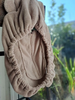 Porta bebé beige de plush, c elástico y cierre, forma de oso - BABIES RUS - Talle RN Como para el huevito. en internet