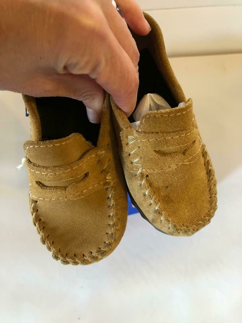 T22 | Zapatos tipo mocasines de gamuza marrón. KOSIDITO Kids. Talle 22.