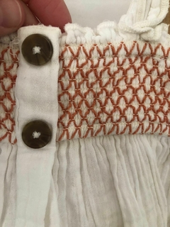 4A | Vestido blanco con frunce naranja y botones de madera. CAT AND JACK. 4 años. en internet
