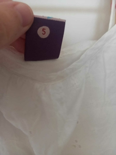 Vestido blanco con flor y tiritas regulables. OWOKO. Talle 5 de la marca que es 2 AÑOS. - Lo Canto • Moda Circular