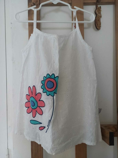 Vestido blanco con flor y tiritas regulables. OWOKO. Talle 5 de la marca que es 2 AÑOS.