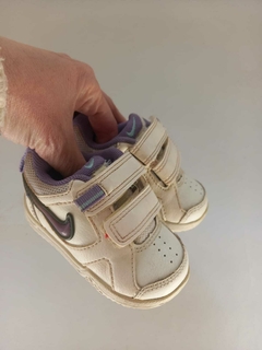 T18 | Zapatillas con abrojo blancas y lilas. NIKE. Talle 18. en internet