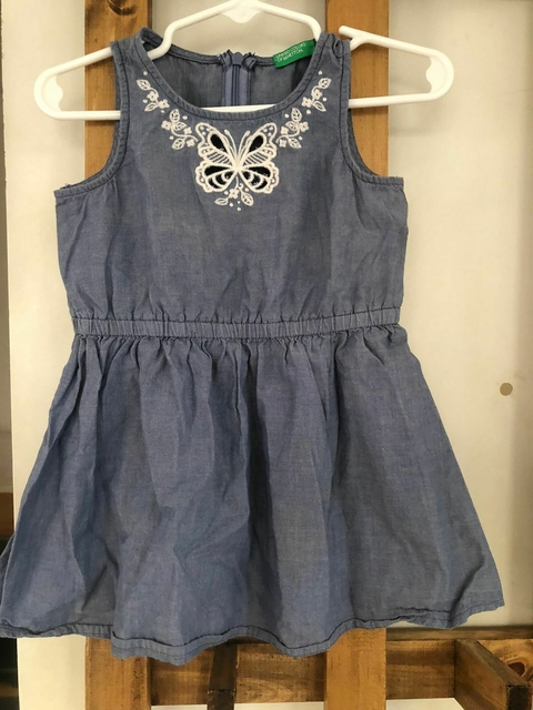 Vestido denim con bordado blanco de mariposa. BENETTON. 12 MESES.