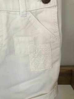 Jardinero corto blanco con detalles en broderie. OSHKOSH. 3 años. Sin uso. - Lo Canto • Moda Circular