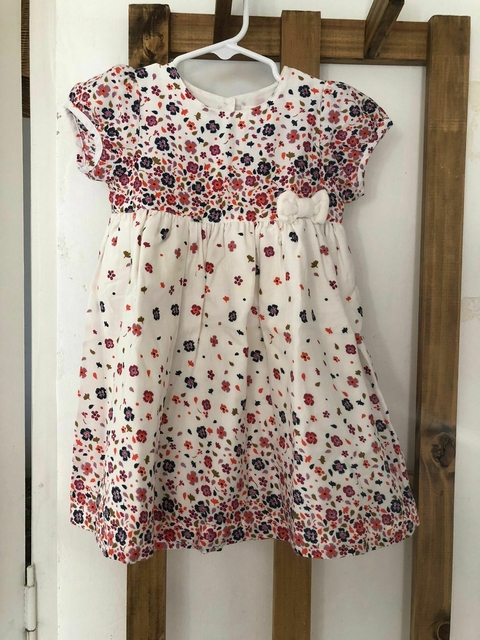Vestido con flores y fondo blanco. PATCH. 12/18 meses.