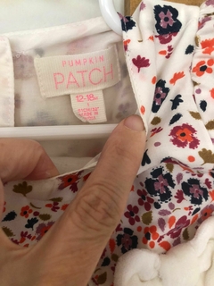 Vestido con flores y fondo blanco. PATCH. 12/18 meses. en internet