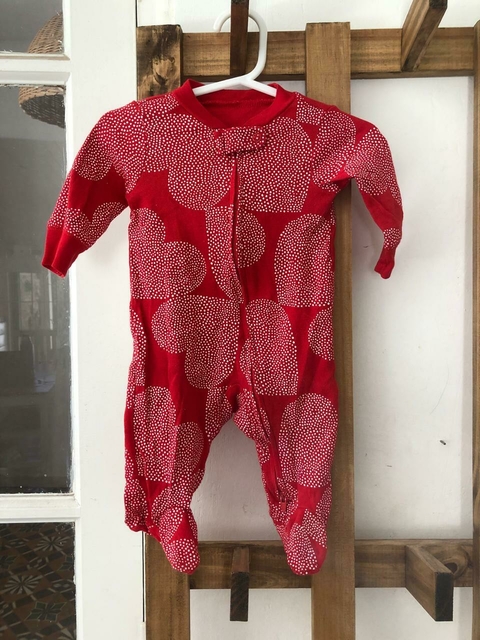 Enterito/Pijama de algodón rojo con corazones y puntitos blancos. CARTERS. 3 meses.