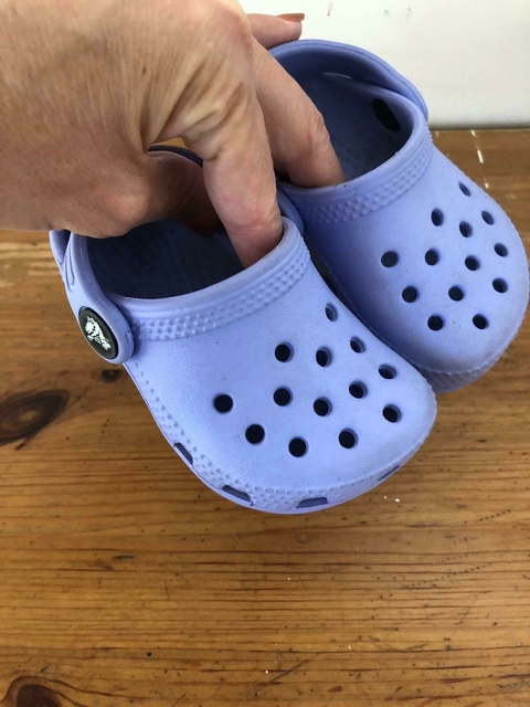T19 | Crocs lilas. Talle C4. Talle 19.
