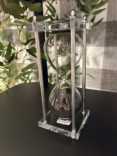 Ampulheta vidro e pó preto com estrutura - comprar online