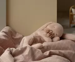 Sleeping bunny plush, Small - Powder en internet