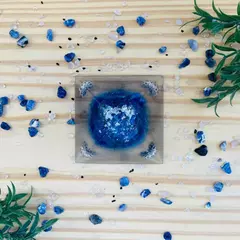 Pirâmide Orgonite - Proteção do Arcanjo Miguel - Cianita Azul - 6cm - Consciência Oitentaeum Orgonites