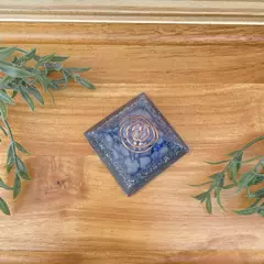 Pirâmide Orgonite - Tranquilidade - Qtzo Azul e Sodalita - 4cm - Consciência Oitentaeum Orgonites