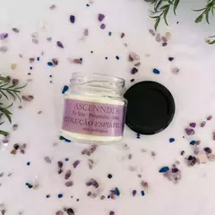 Vela Aromática com Cristais - Lavanda - Evolução Espiritual - Ametista e Sodalita - 100g - Consciência Oitentaeum Orgonites