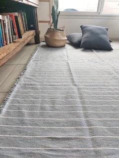 Alfombra Cuadrada (150x150) | Gris con rayas finas blancas - We are Home