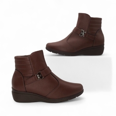 Imagen de Botita Detalle Aplique Base Taco Chino Cierre Interno Napa Piccadilly (117106NP)