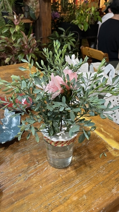 Suporte para flores, em cerâmica feito a mãos. na internet