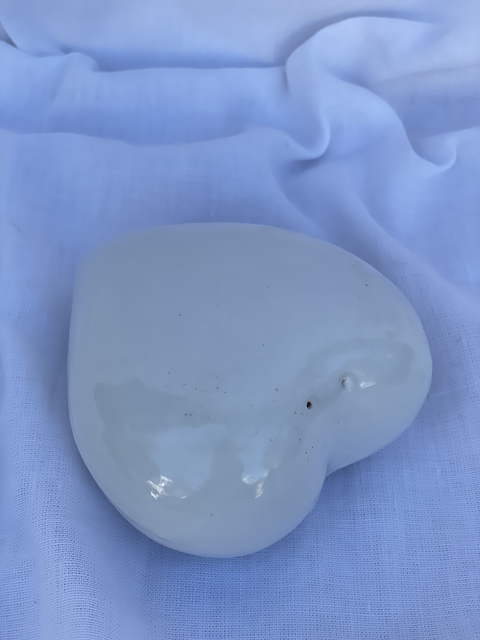 Coração 3D branco liso, feito a mão em cerâmica.