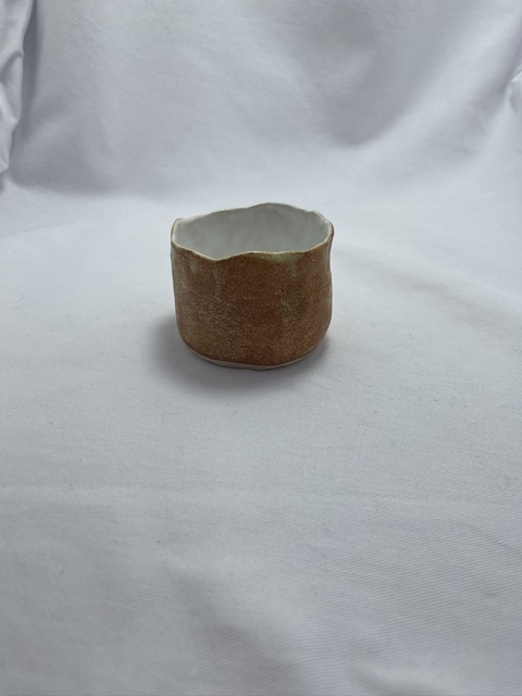 Xícara de café sem alça em cerâmica, feita à mão.