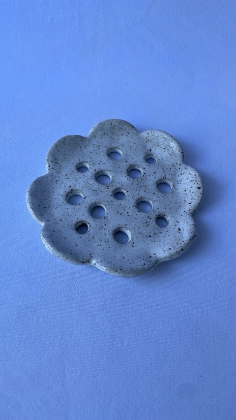 Suporte para flores, em cerâmica feito a mãos.