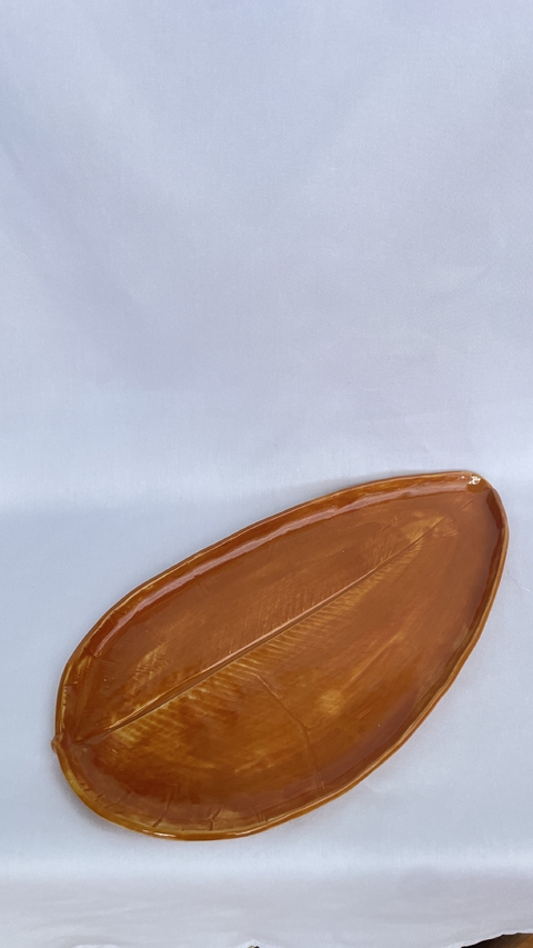 Travessa feito a mão em cerâmica.