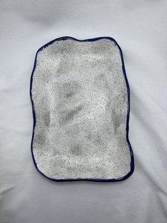 Travessa em cerâmica, feita à mão com textura.