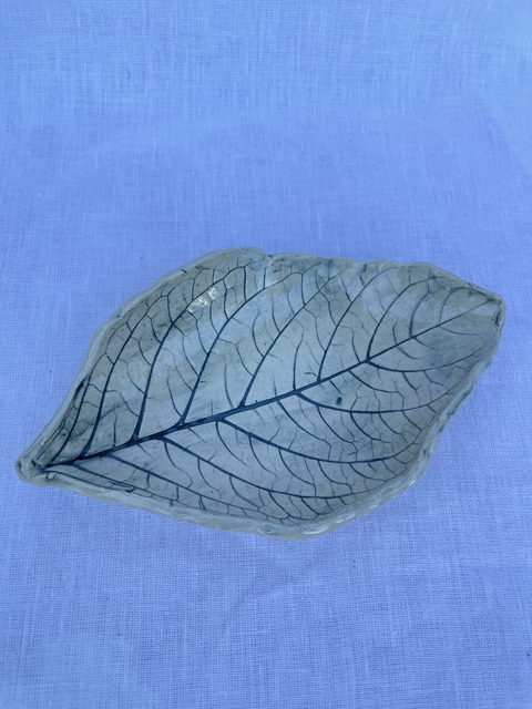 Porta joias, feito a mão em cerâmica (veios verde escuro).