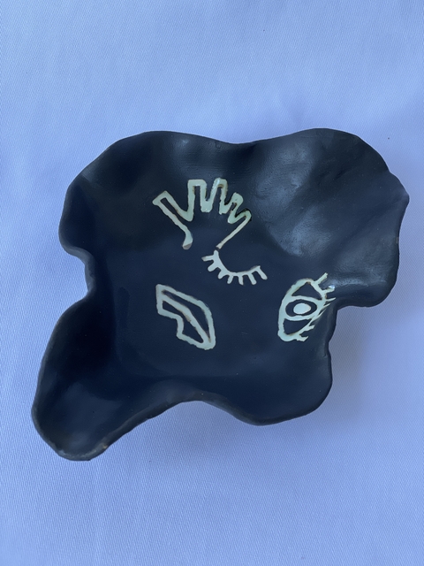 Cinzeiro para charuto em porcelana, feito à mão.