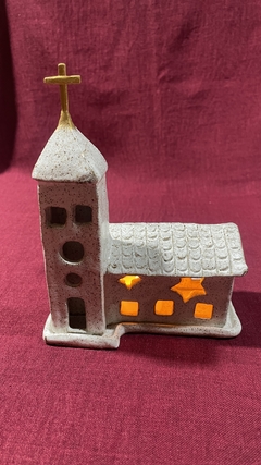 Igreja em cerâmica, feito à mão.