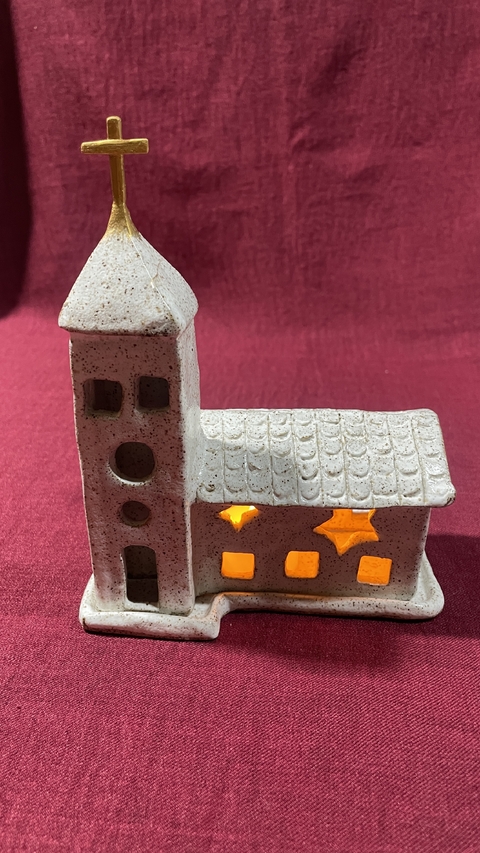 Igreja em cerâmica, feito à mão.