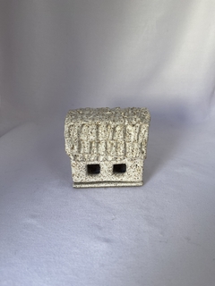 Porta vela casinha em cerâmica, feito à mão. na internet