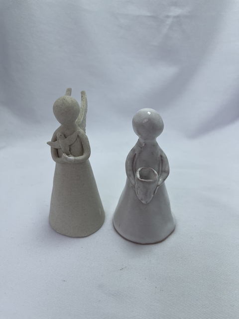 Miniatura de anjo em cerâmica, feito à mão.