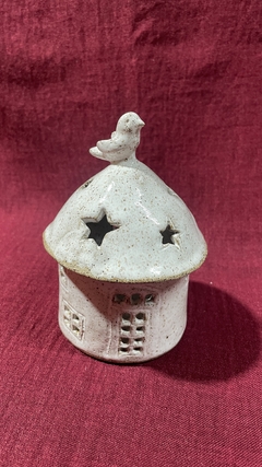 Casinha em cerâmica, feita a mão.