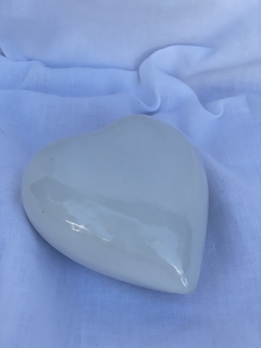 Coração 3D branco liso, feito a mão em cerâmica. - comprar online