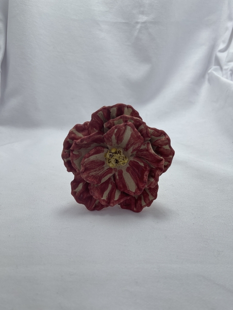 Flor difusora em cerâmica, feita à mão.