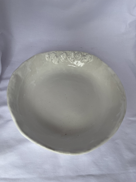 Tigela rasa com alto relevo, em cerâmica feito a mão.