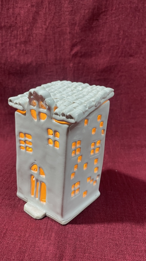 Casinha em cerâmica, feita à mão.