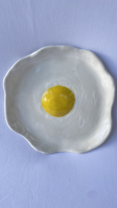 Porta Objeto/Joias formato ovo frito, em cerâmica feito a mão.