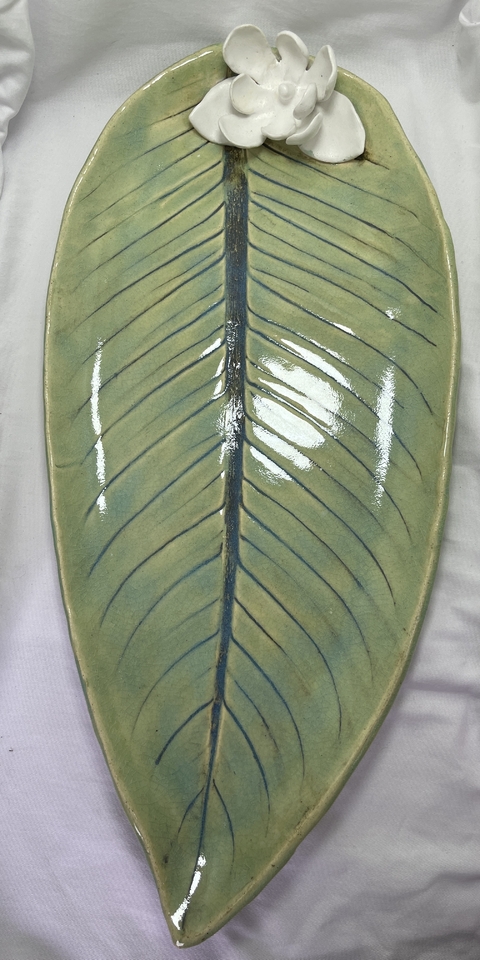 Travessa em cerâmica de alta temperatura, feito a mão.