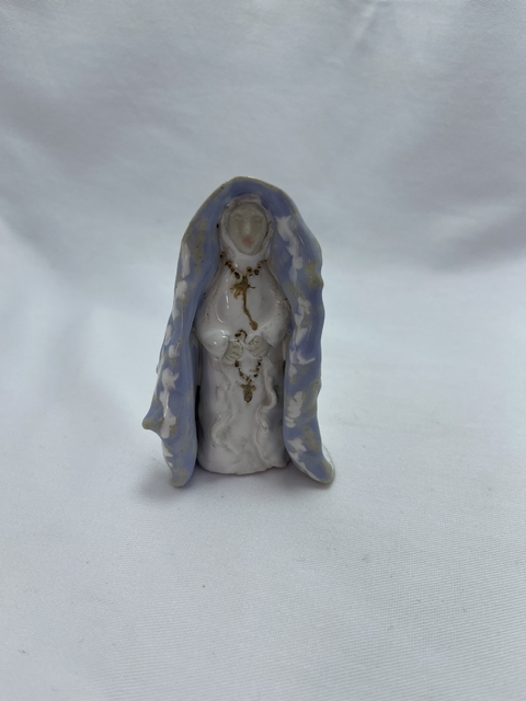 Escultura Santa em cerâmica, feita à mão.