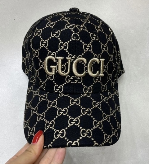 Boné Gucci Tela GG Preto e Dourado Italiana