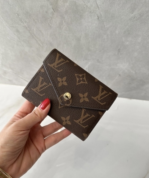Carteira Louis Vuitton Victorine Monogram Bordô Italiana