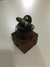 Escultura "Santo" em base de madeira, com sobras de ferro e aço. Materiais reciclados. 7,7 cm. Arte assinada! - Raridades Curitiba