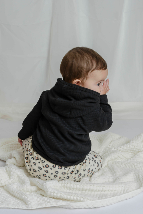 NEGRO | CAMPERA CON CAPUCHA WAFFLE
