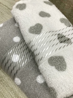 Kit Toalha de Banho Coração ou Poá + Toalha Rosto Coração ou Poá Döhler - comprar online