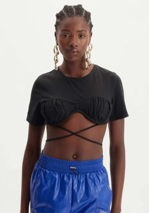 T-Shirt Cropped Com Busto Franzido Preto
